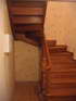 Разворотная деревянная лестница с забежными ступенями
