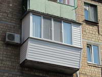 обшивка балконов с выносом сайдингом