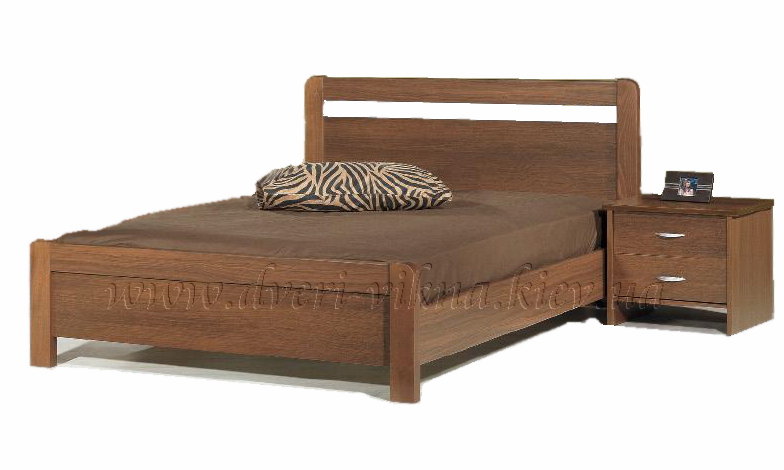 Деревянная кровать в классическом стиле