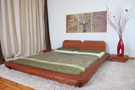 кровати в японском стиле из натурального дерева