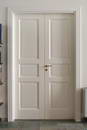 Белые двери деревянные, покраска RAL